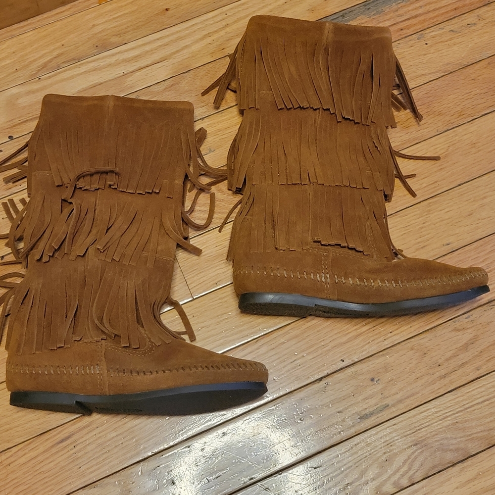 Minnetonka Women’s 3 Layer Fringe Boots Size 5 Brown